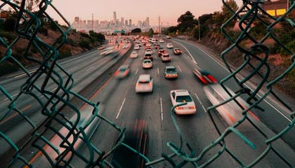 乐鱼体育官网下载-体育科技创业：新兴企业如何重塑足球产业，体育产业中足球职业化发展的建议与对策