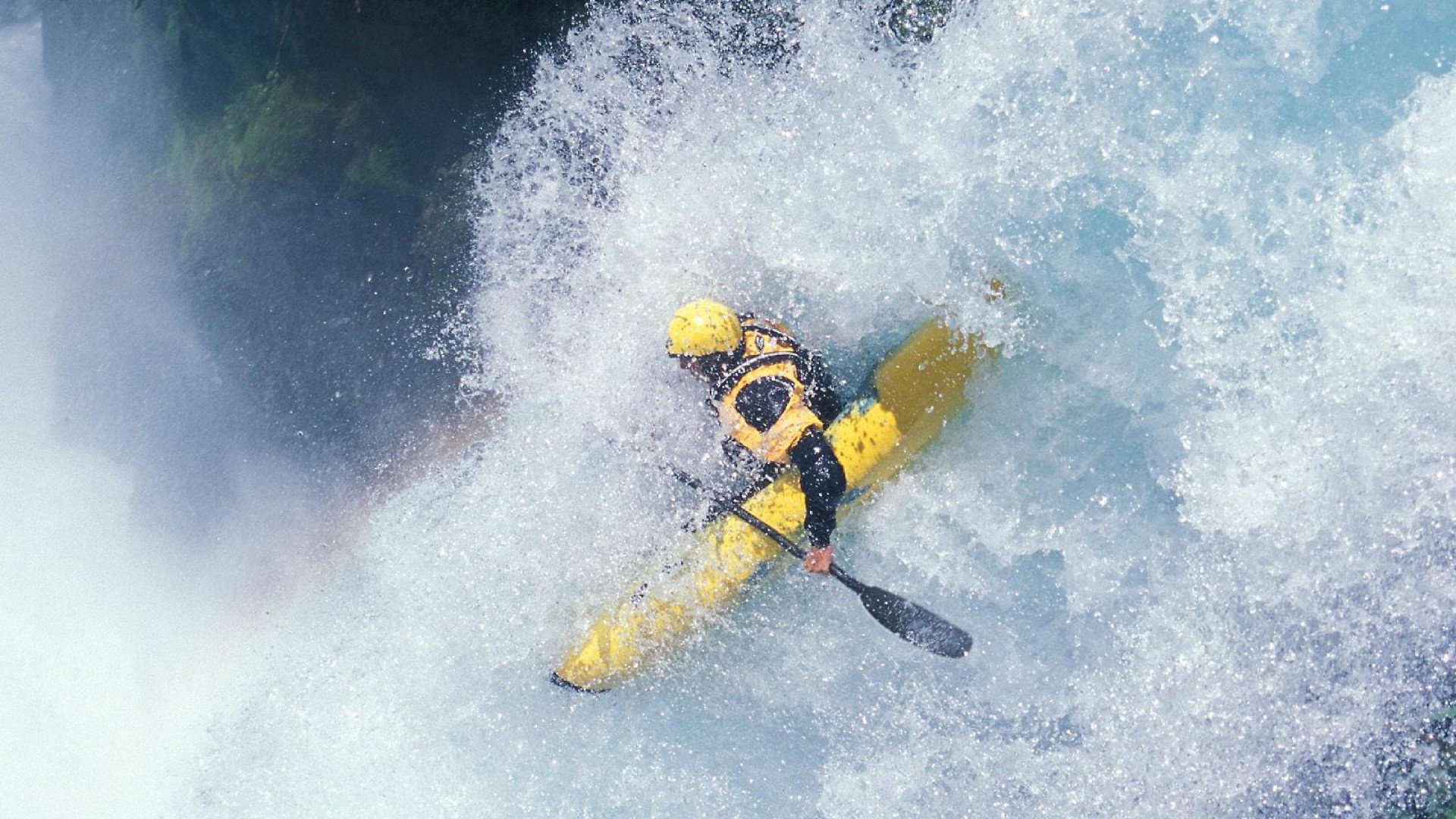 本菲卡边锋多次撕裂防线，本菲卡边后卫